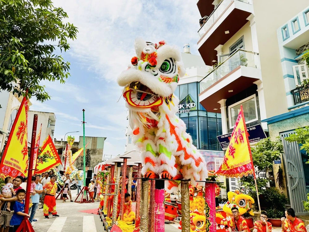 Múa lân sư rồng: nghệ thuật truyền thống, dịp Tết 'hốt bạc'