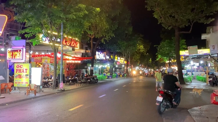 Phố ẩm thực rục rịch chuẩn bị đón khách tất niên