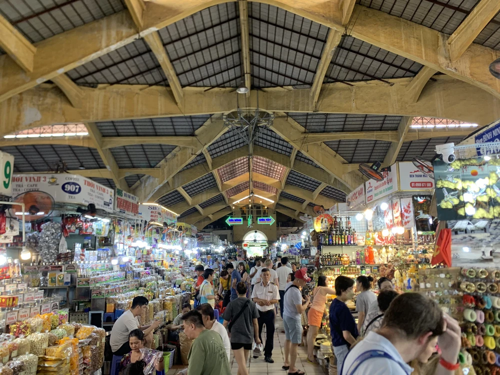 Livestream bán hàng tại chợ Bến Thành: Chuyển mình, thích ứng