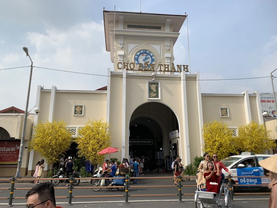 Livestream bán hàng tại chợ Bến Thành: Chuyển mình, thích ứng