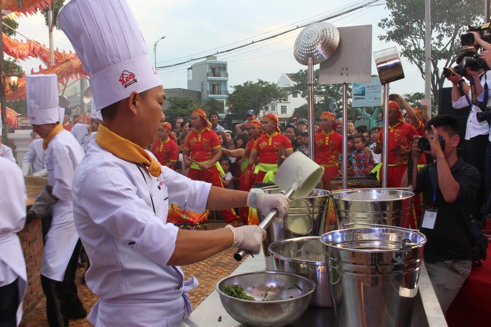 Đà Nẵng: Xác lập kỷ lục chiếc bánh xèo lớn nhất Việt Nam ảnh 5