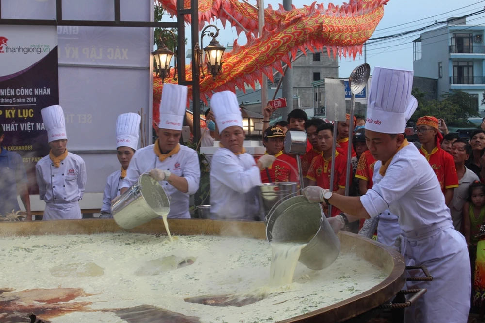 Đà Nẵng: Xác lập kỷ lục chiếc bánh xèo lớn nhất Việt Nam ảnh 2