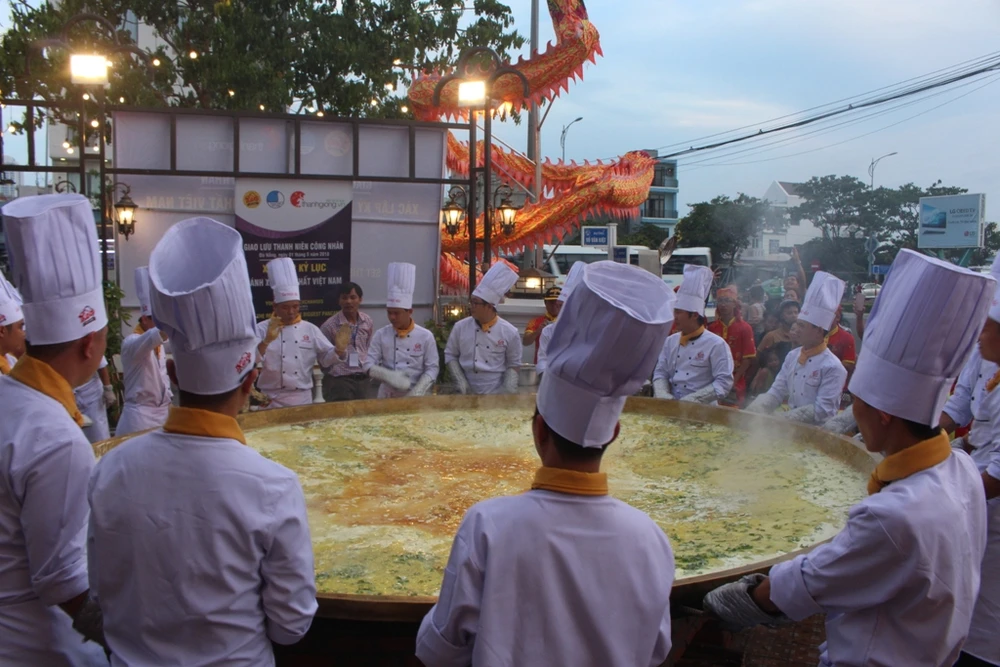 Đà Nẵng: Xác lập kỷ lục chiếc bánh xèo lớn nhất Việt Nam ảnh 3