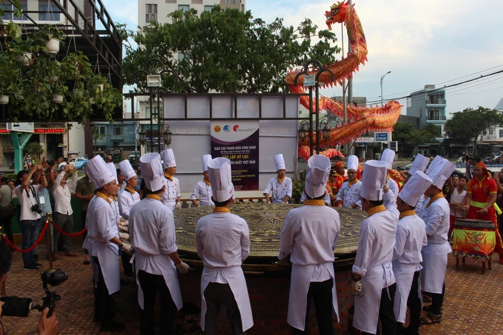 Đà Nẵng: Xác lập kỷ lục chiếc bánh xèo lớn nhất Việt Nam ảnh 1