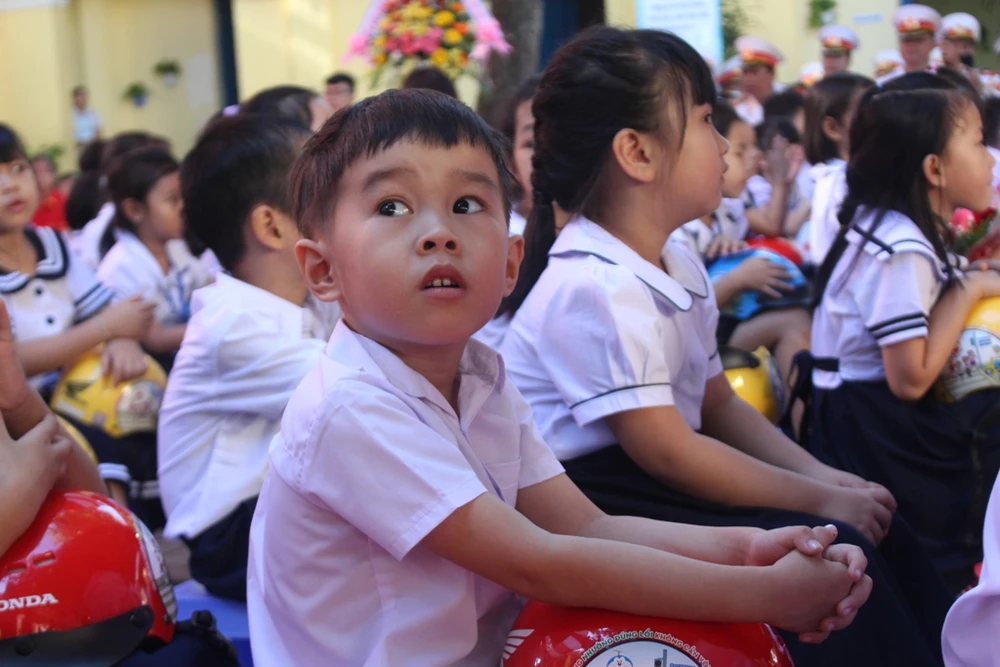  Phó Thủ tướng Trương Hòa Bình tặng mũ bảo hiểm cho HS Đà Nẵng ảnh 12