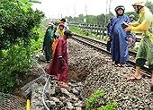 Sạt lở, đường sắt đoạn qua Đà Nẵng tê liệt