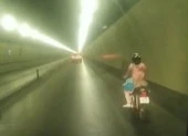 Người phụ nữ liều lĩnh chạy xe máy vào hầm Hải Vân