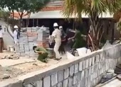Dùng gạch tấn công cán bộ vì bị buộc dừng xây nhà trong dịch