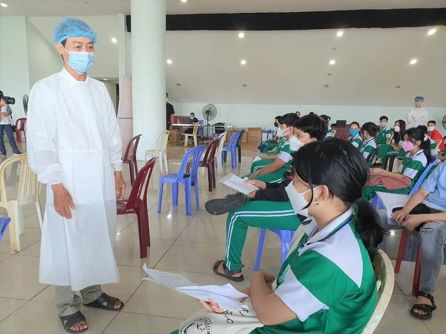 Bác sĩ dặn dò các em học sinh những điều cần lưu ý sau khi tiêm vaccine phòng COVID-19. Ảnh: TA