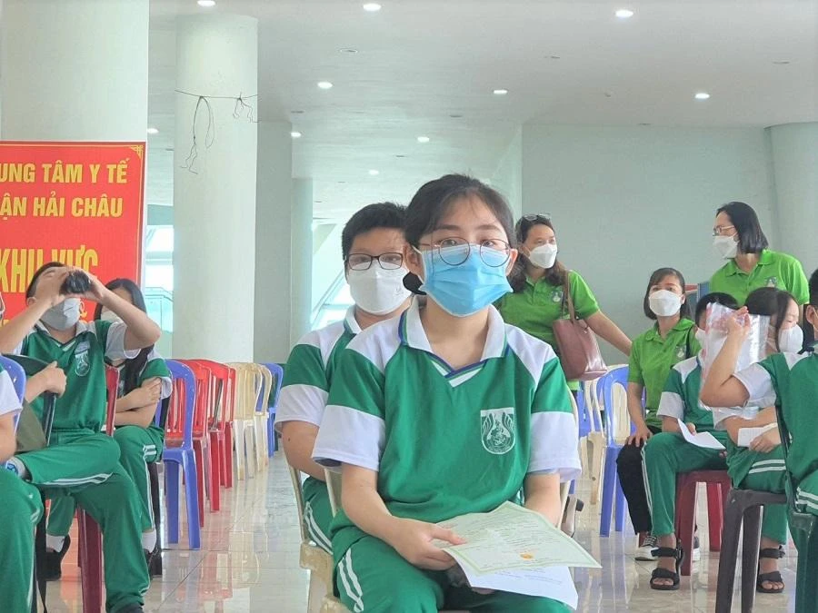 Trong ngày đầu tiên, có khoảng hơn 500 học sinh được tiêm vaccine tại Cung Thể thao Tiên Sơn và Bệnh viện Ung bướu Đà Nẵng. Ảnh: TA