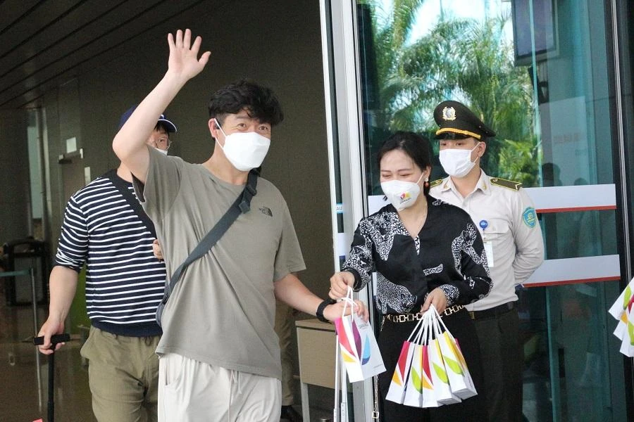 Chuyến bay đưa hơn 200 du khách Hàn Quốc đầu tiên đến thành phố Đà Nẵng sau hơn 2 năm gián đoạn do dịch bệnh. Ảnh: TA Chuyến bay đưa hơn 200 du khách Hàn Quốc đầu tiên đến thành phố Đà Nẵng sau hơn 2 năm gián đoạn do dịch bệnh. Ảnh: TA