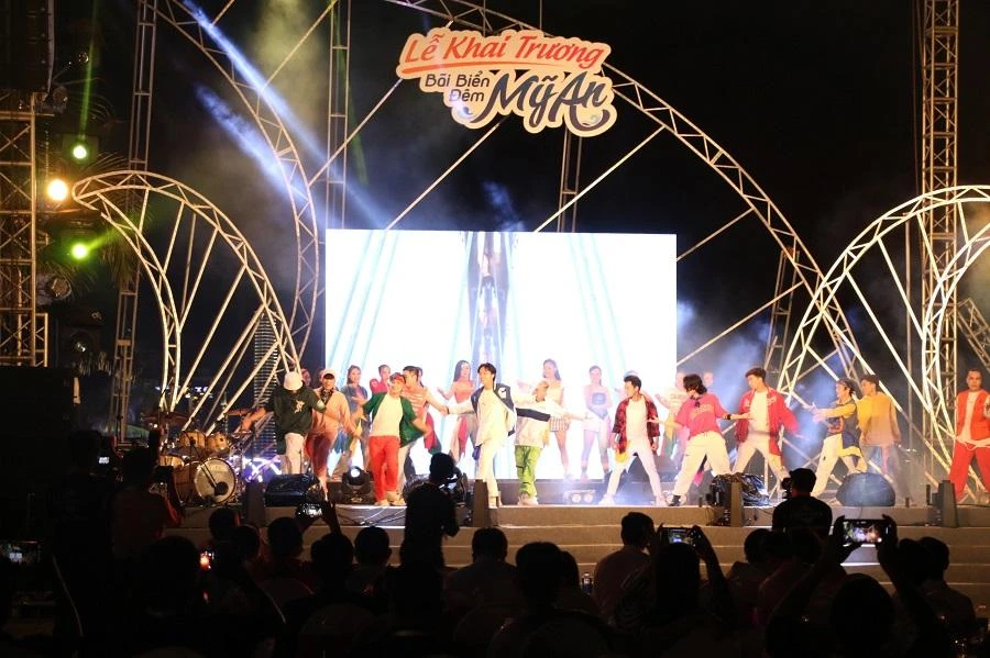 Lễ khai trương bãi biển đêm Mỹ An diễn ra vô cùng sôi động với sự tham gia của nhiều nghệ sĩ nổi tiếng như Hoàng Thùy Linh, Uyên Linh, Ngọt Band.... Ảnh: TA
