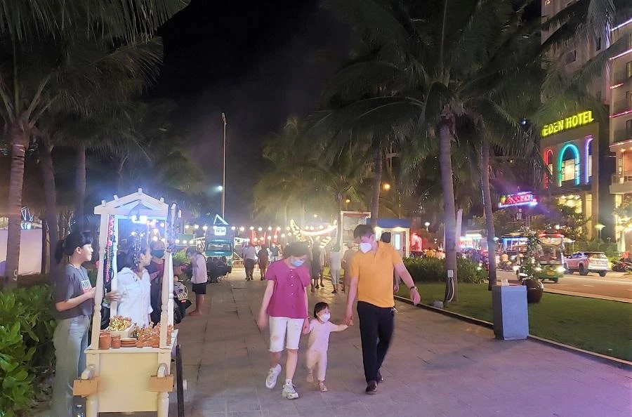 Các gian hàng được bày bán tại bãi biển đêm Mỹ An. Ảnh: TA