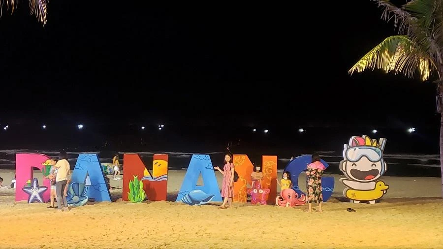 Người dân và du khách hào hứng "check-in" biển đêm Đà Nẵng. Ảnh: TA