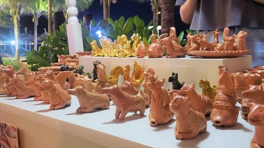 Quầy hàng tò he tại khu vực bãi biển đêm Mỹ An. Ảnh: TA