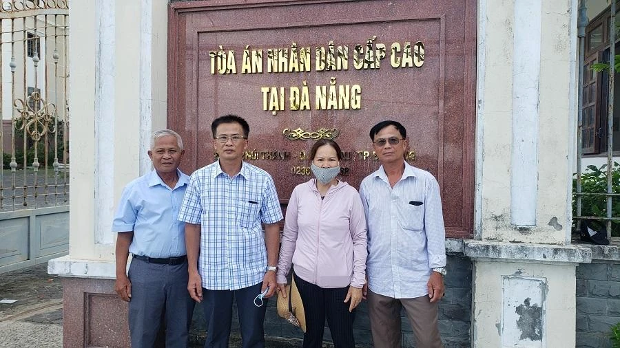 Ông Hoạnh (áo kẻ, mang kính) cùng người thân đến tham gia phiên tòa phúc thẩm ngày 13-5. Ảnh: T.AN