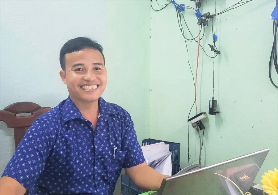 Ông Hồ Văn Vân, Phó Chủ tịch UBND xã Trà Dơn, chia sẻ về đám hỏi truyền thống của người Cadong. Ảnh: T.AN