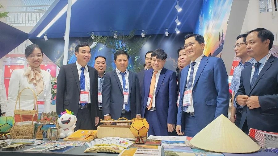 Các đại biểu tham quan các gian hàng tại Triển lãm về du lịch, hàng không châu Á. Ảnh: T.AN