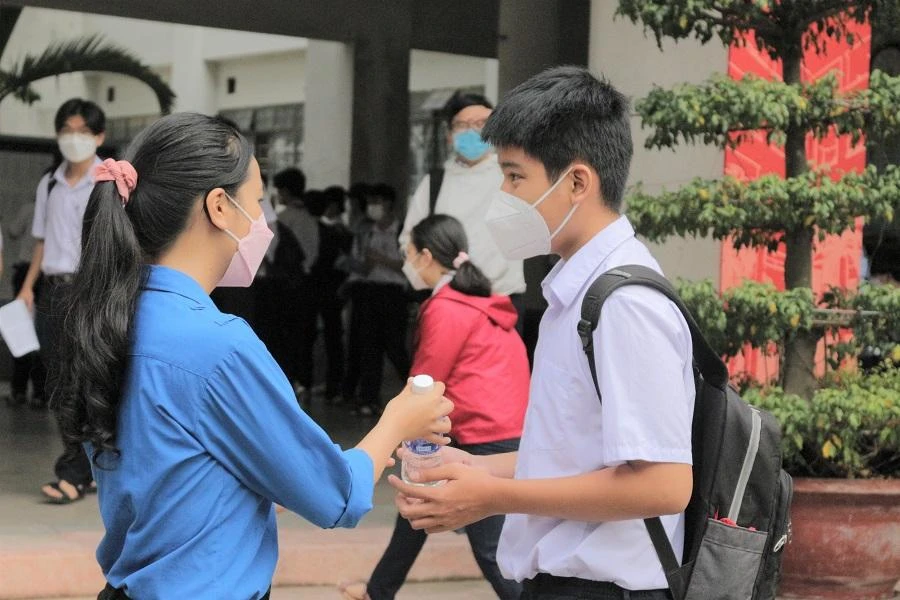 Tại điểm thi Trường Phan Châu Trinh, nhiều đoàn viên, thanh niên có mặt từ rất sớm để hỗ trợ các thí sinh. Ảnh: T.AN