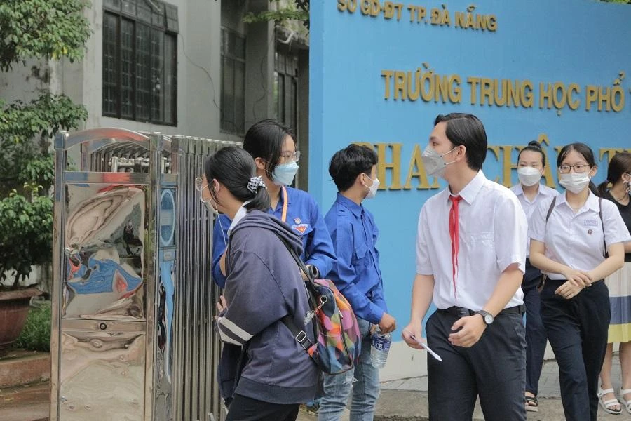 Nhìn chung, các em đầu có tâm lý khá thoải mái, tự tin trước môn thi đầu tiên. Ảnh: T.AN