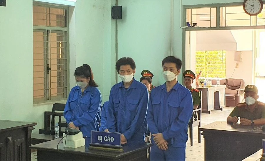 TAND quận Thanh Khê (Đà Nẵng) xét xử các bị cáo Lâm Thanh Thuận, Hồ Thanh Uyên, Lê Bá Trường về hai tội tổ chức sử dụng trái phép chất ma túy và tàng trữ trái phép chất ma túy. Ảnh: T.AN