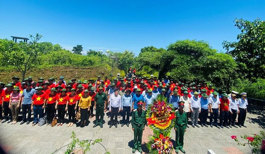 Đoàn công tác của Bộ KH&amp;ĐT dâng hương tưởng niệm các anh hùng, liệt sĩ trên đảo Cồn Cỏ. Ảnh: CT