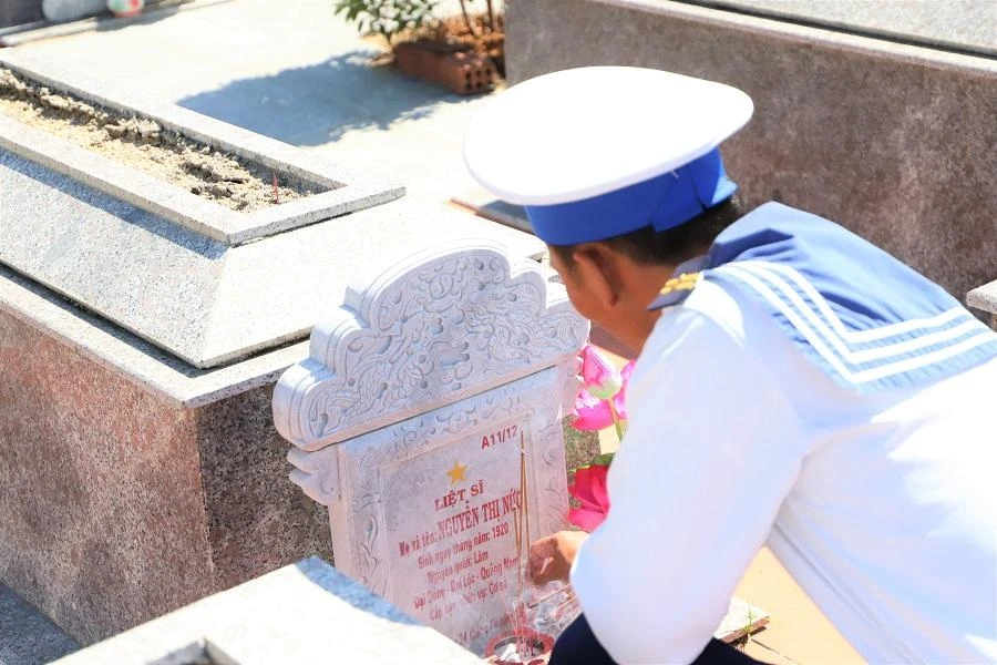 Chiến sĩ trẻ thắp hương tri ân liệt sĩ. Ảnh: T.AN