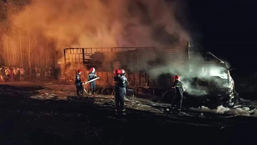 Đến 21 giờ ngày 13-8, vụ cháy mới được dập tắt. Ảnh: CT