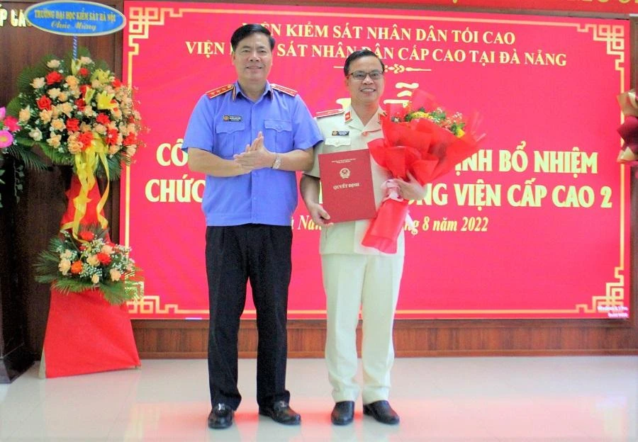Ông Nguyễn Quang Dũng, Phó Viện trưởng VKSND Tối cao trao quyết định bổ nhiệm cho ông Phan Văn Tâm. Ảnh: XN