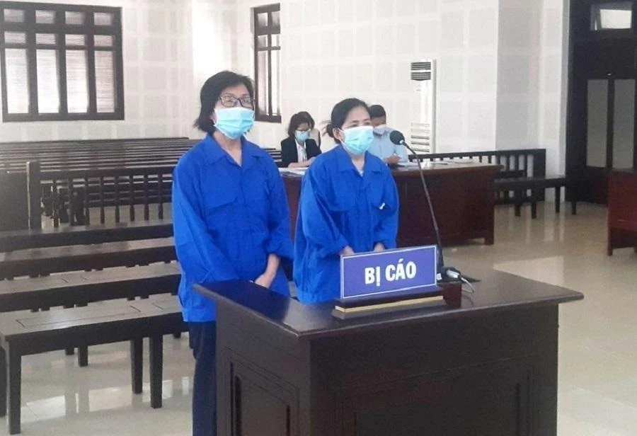 Hai bị cáo tại phiên tòa sơ thẩm. Ảnh: TA