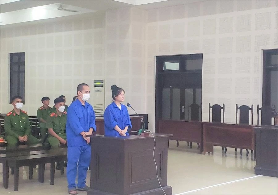 Hai bị cáo tại tòa. Ảnh: TA Hai bị cáo tại tòa. Ảnh: TA