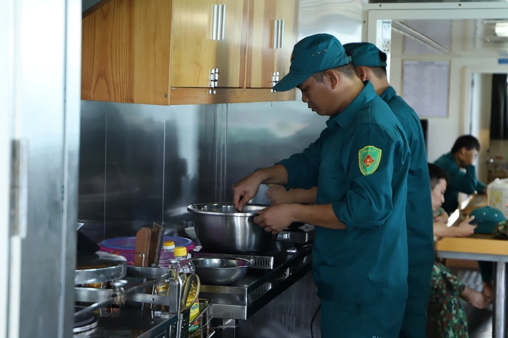 Các chiến sĩ dân quân Tàu ĐNa 91218TS chuẩn bị các món ăn để cấp đông sử dụng trong ngày Tết. Ảnh: HOÀNG DIỆU