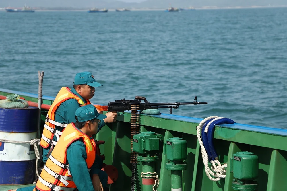 Các chiến sĩ dân quân kiểm tra thực hành sử dụng vũ khí bộ binh tiêu diệt mục tiêu trên biển. Ảnh: HOÀNG DIỆU