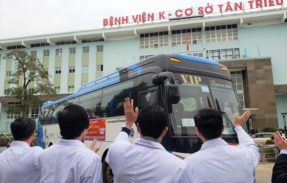 Các bác sĩ tiễn bệnh nhân về quê đón Tết. Ảnh: T.AN