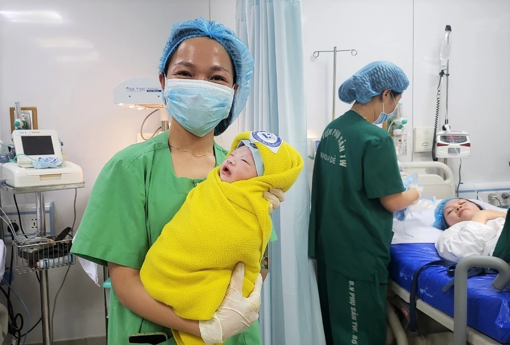 Bé Phạm Minh Quân cất tiếng khóc chào đời đầu tiên trong thời khắc giao thừa. Bé nặng 3kg và khỏe mạnh. Ảnh: T.AN
