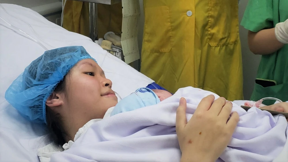 Sản phụ Yến Linh hạnh phúc khi con trai chào đời khỏe mạnh và đặc biệt là vào những thời khắc chuyển giao sang năm mới. Ảnh: T.AN