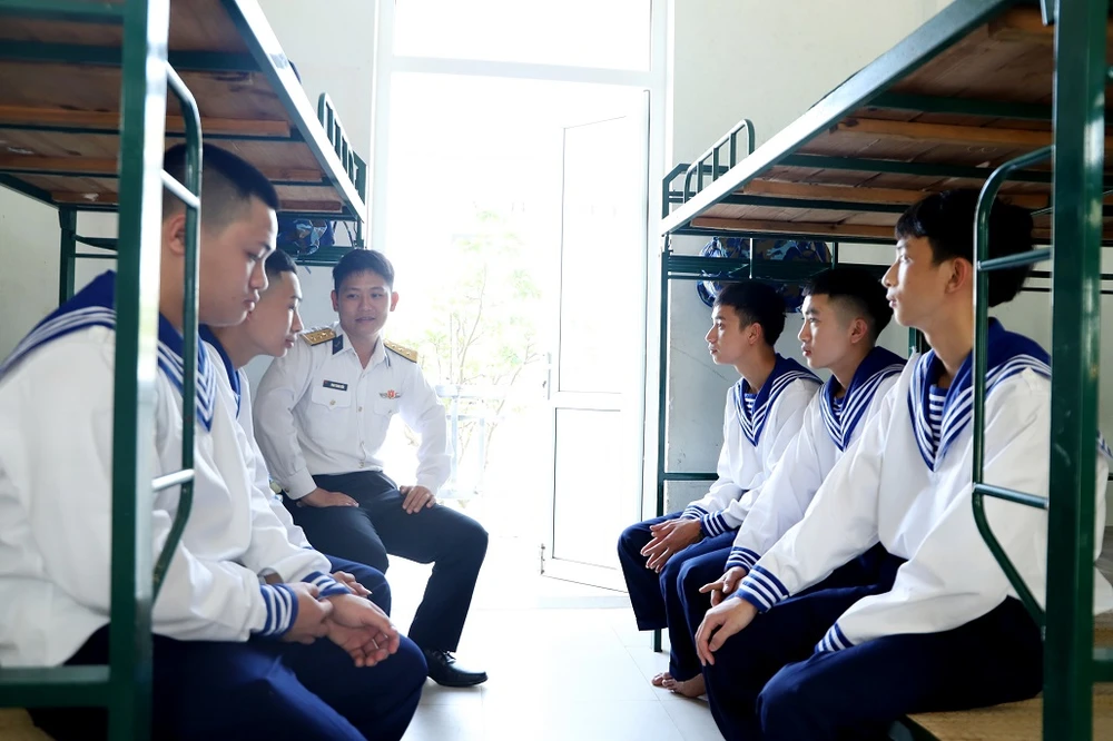 Cán bộ Đại đội ở Tiểu đoàn 355, Vùng 3 Hải quân luôn gần gũi chiến sĩ mới. Ảnh: H.DIỆU