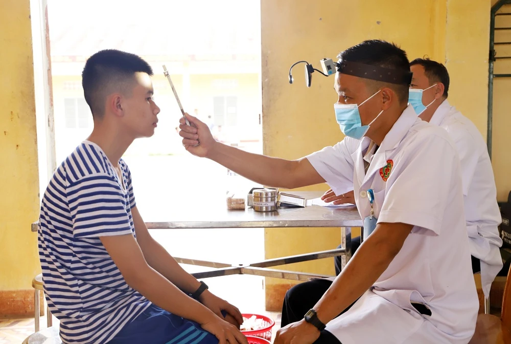 Cơ quan chức năng tổ chức rà soát chất lượng chính trị và khám sức khỏe đối với chiến sĩ mới. Ảnh: H.DIỆU