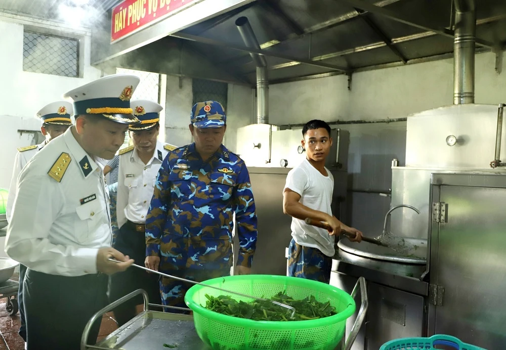 Đoàn công tác của Bộ Tư lệnh Vùng 3 kiểm tra công tác chế biến thực phẩm tại bếp ăn của Tiểu đoàn 355. Ảnh: H.DIỆU