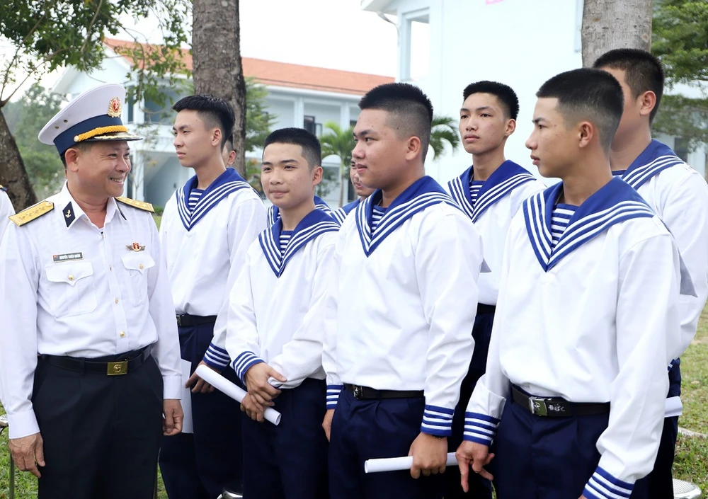 Đại tá Nguyễn Thiên Quân, Tư lệnh Vùng 3 gặp gỡ, động viên chiến sĩ mới. Ảnh: H.DIỆU