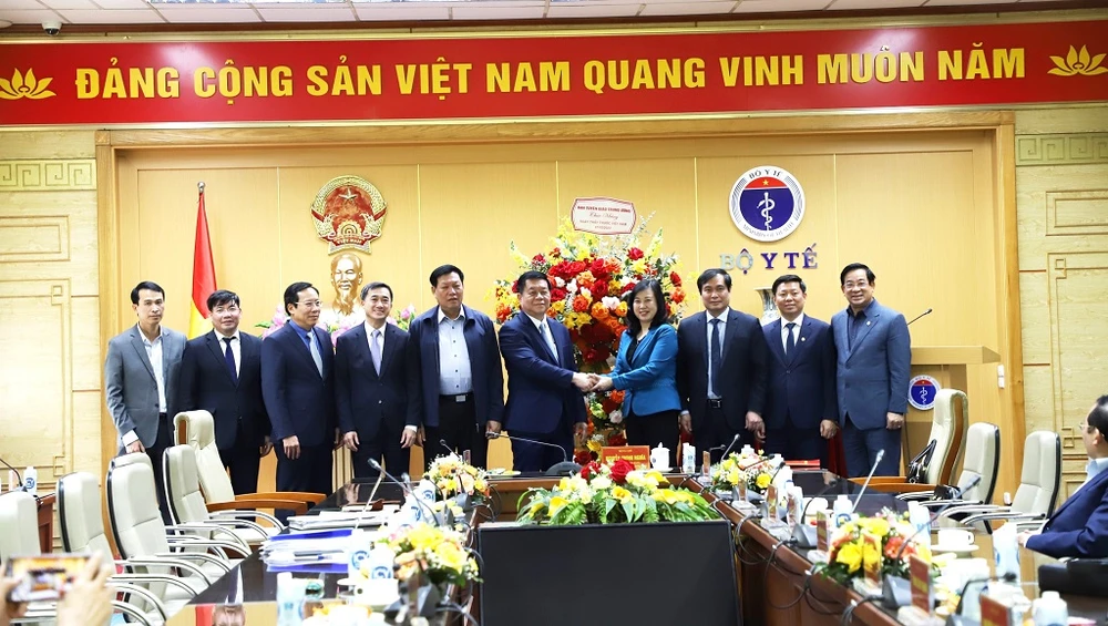 Ông Nguyễn Trọng Nghĩa, Bí thư Trung ương Đảng, Trưởng Ban Tuyên giáo Trung ương, chúc mừng Bộ Y tế nhân dịp kỷ niệm 68 năm Ngày Thầy thuốc Việt Nam. Ảnh: BYT