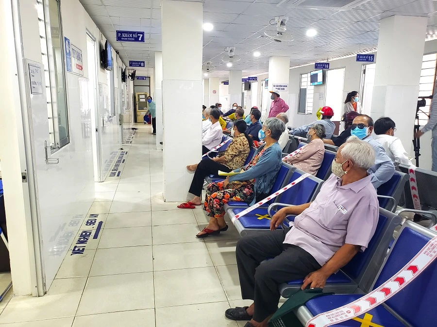 Người dân Đà Nẵng chờ khám, chữa bệnh tại Bệnh viện C Đà Nẵng. Ảnh: T.AN