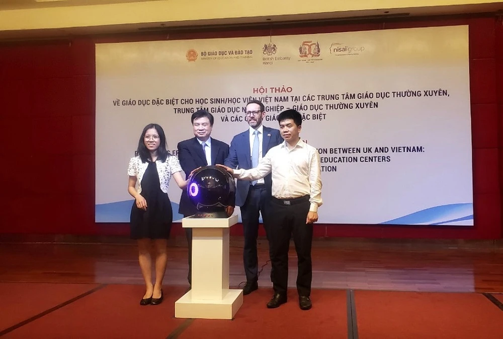 Thứ trưởng Bộ GD&amp;ĐT Nguyễn Hữu Độ và Đại sứ Anh tại Việt Nam Iain Frew cùng các đại biểu khởi động Dự án thí điểm hợp tác giáo dục đặc biệt giữa Nisai Group (Anh Quốc) và tỉnh Hà Tĩnh. Ảnh: T.AN