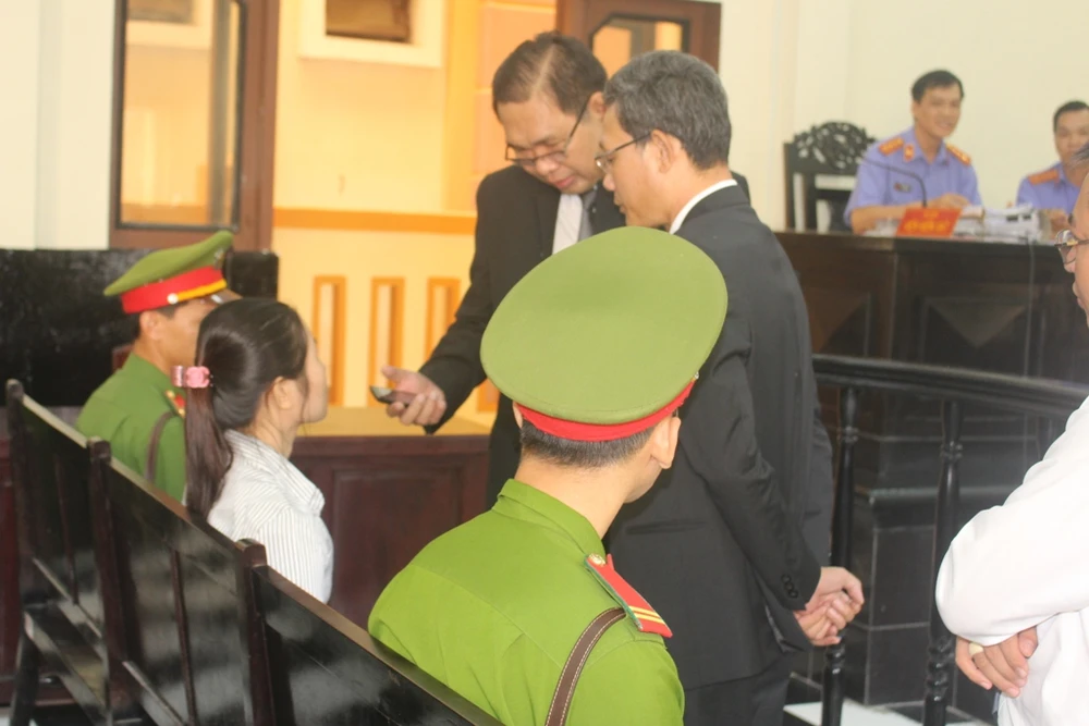 Phiên tòa có đông luật sư nhất: Bị cáo khai bị dọa kiện