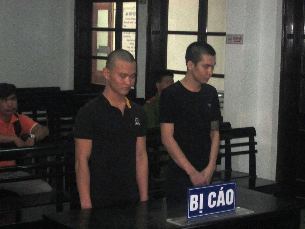 Giật điện thoại bán không được mang… trả lại