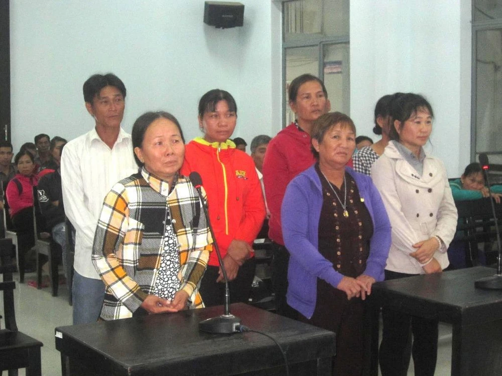 13 người hầu tòa vì dùng chất thải tấn công công an