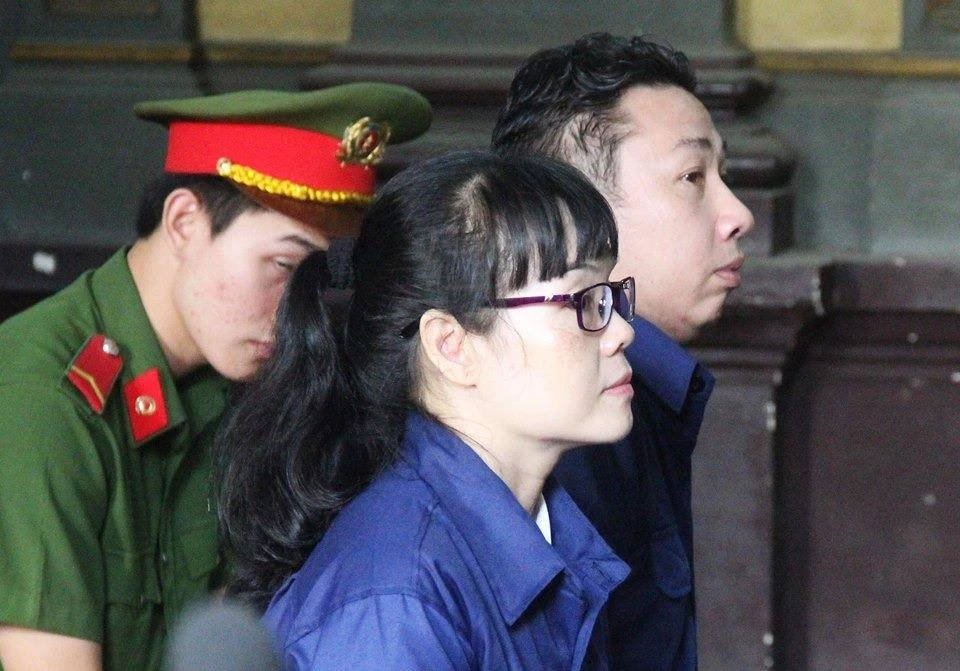 Xử Huyền Như: Nhân viên công ty bị hại căng băng rôn trước tòa ảnh 1