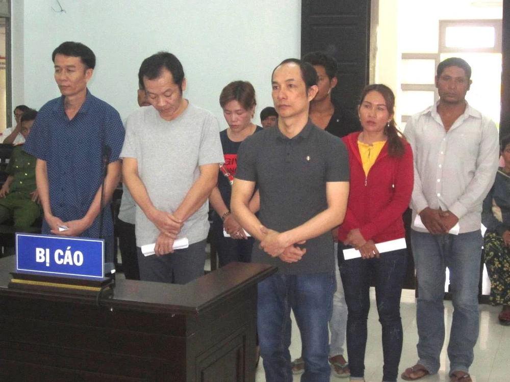 Nhóm bán đá cuội lãnh 89 năm tù ảnh 1