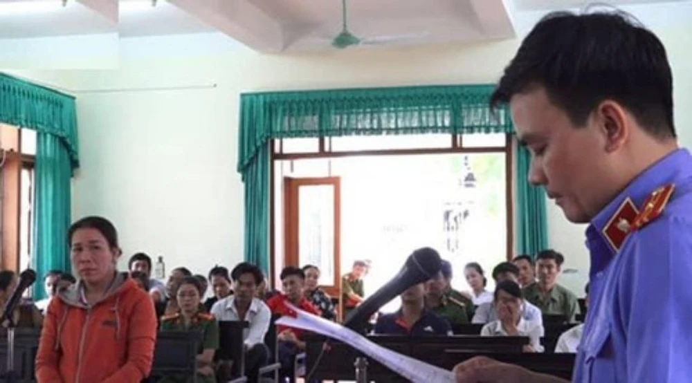 Nữ tiểu thương đổ tiết heo vào chủ tịch huyện lãnh án tù ảnh 1