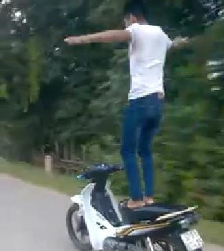 Truy tìm thanh niên liều mạng bỏ tay lái để xe máy tự chạy ảnh 1